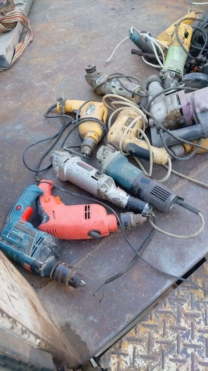دريلات وكوسرات شغال عدد 24 قطعة بيع شلع 200 الف ***********
