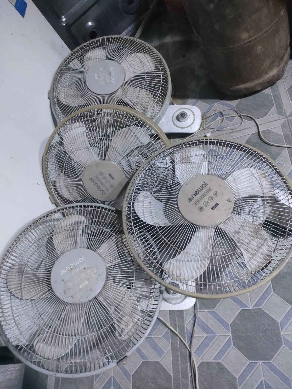 السلام عليكم للبيع مجموعه اغراض مستعمله ونظيفه ومناسبه العنوان مسيب حي المعلمين الدوب *********** اكو بعض الاغراض موظحه بل فديو 
قناني غاز عدد2 سعر الوحده 65 قفل بدون عمله 
مجمده هونداي حجم كبير شرط وظع الشركه 190
كنتور 5 ابواب سعره 175
بوفيه متر ونصف تزكام وكلش قويه 85 
كاميرات مراقبه منصوبات وكاملات شركة دهوى مع الشاشه150
بنكات جداري شركة انوال عدد4 سعر الوحده 20 وثنين سقفيه العربي الوحده 25
شبكه نانو وياها راوتر 25 
جربايه تزكام نفر واحد غير مستعمله50
***********
