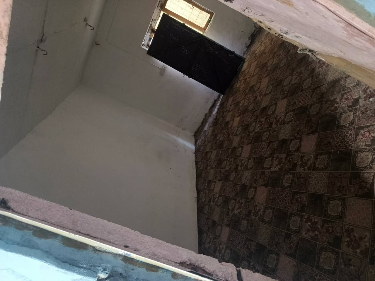 السلام عليكم.. 
بيت لبيع مساحة ١٥٠ متر زائد فضلة كدام البيت جاهز للسكن مكون من غرفتين وصالة ومطبخ وصحيات خارجية بيت كله سيراميك حتى الحوش منطقة الخويلدية مقابل مستشفى القاسم  منطقة فول خدمات السعر ٢٠  للاستفسار ***********

