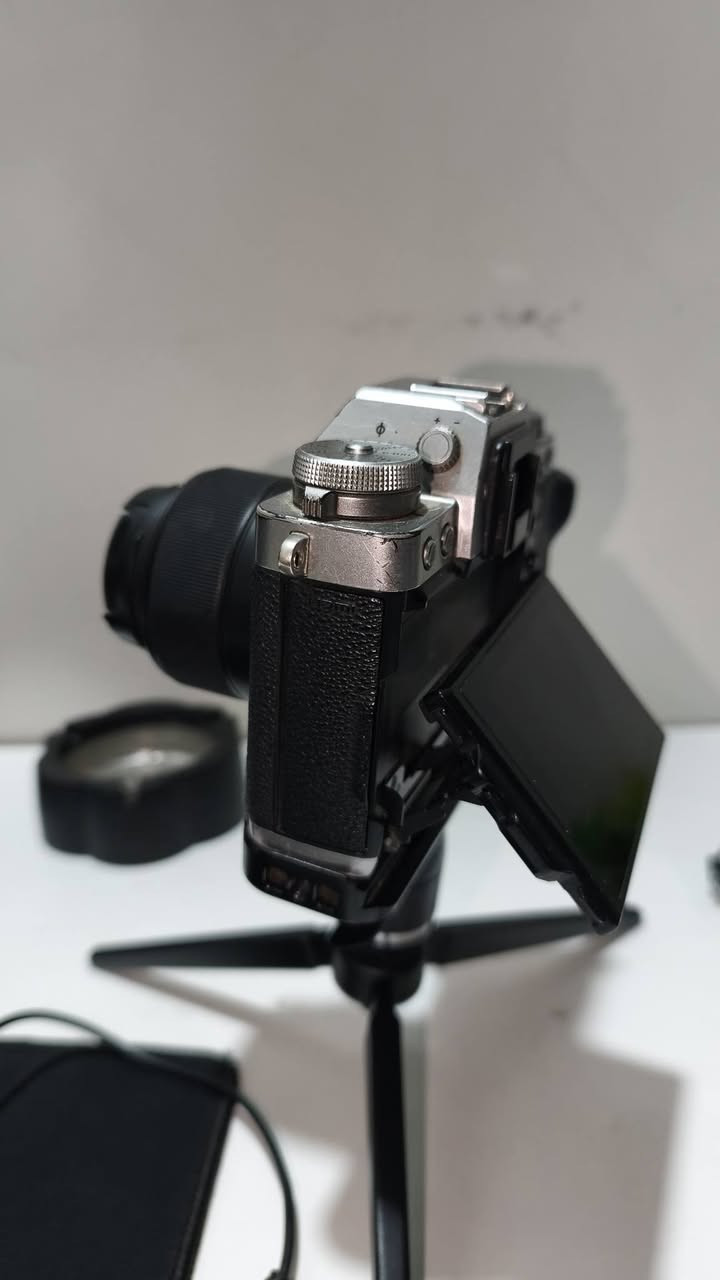 تم تخفيض السعر بيع مستعجل 
فوجي فلم xt3 مع عدسة من فوجي 35 f2 و3 بطاريات وشاحن وكارتون كامل
ما بيها اي مشاكل برغي ما مفتوح بيها الخدوش جراء الاستخدام 
اليعرف فوجي اكيد يعرف مواصفاتها كلش هواي ما حاجة اذكرهن 
السعر ٦٧٥ الف توصيل متوفر ***********
