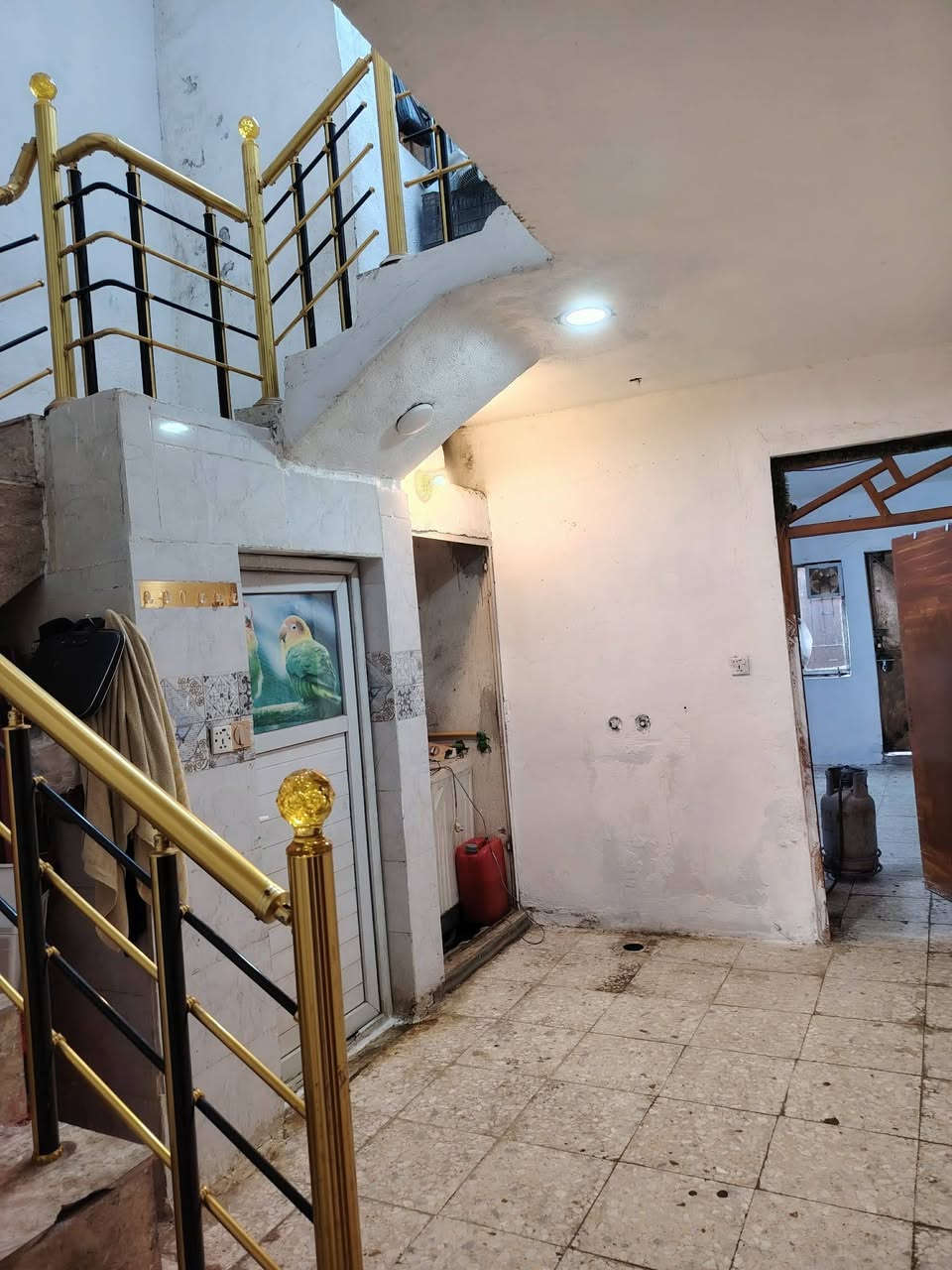بيت 130 متر طابو صرف قاطين مسلح غرفتين واستقبال وصاله ومطبخ وطرمه العنوان بوب الشام  شارع المشايخ قرب ملعب الرسول ب ١٠٠ وبي مجال *********** @
