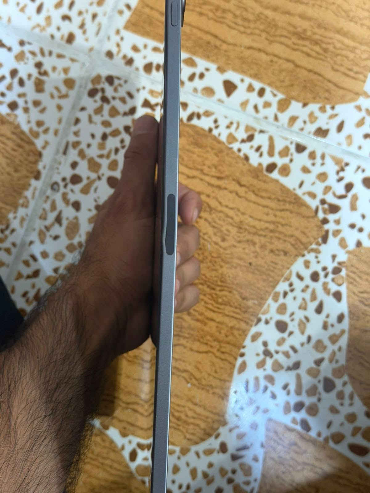 ايباد ابل موديل2020ذاكره 256مبدل بطاريه فقط 
جهاز كلشي بي شغال فيس ايدي سبيكرات شحن كله شغال 
بي نقطتين بيض بالشاشه مامأثر 
سعره 350الف قفل 
ببجي 120لان الشاشه 120
موجود توصيل 
مكاني ديالى خانقين
***********
