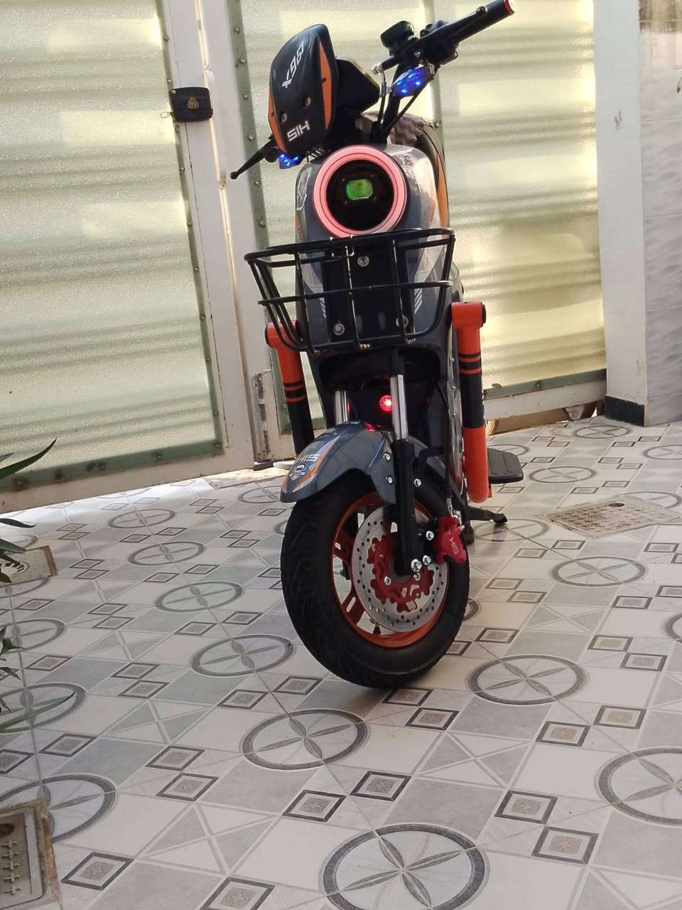 للبيع نظيفه كلش بيه خلل بسيط بس سرعه مالته تقفل المكان بهرز حي الشرطه ***********  سعر ٣٥٠  واذا اكو مراوس R9
