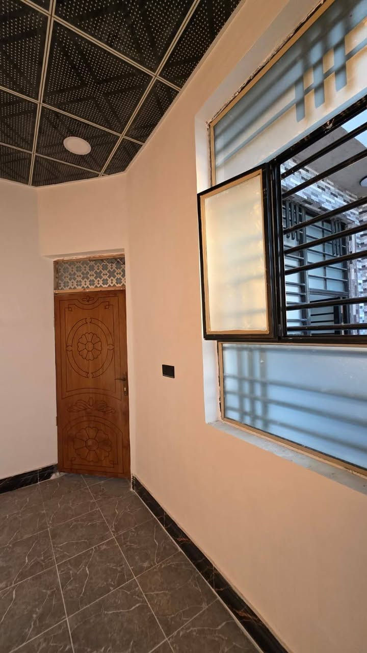 للبيع بيت مساحه ١٢٣ متر طابو زراعي سند ٢٥ مداور بالطابو شغل درجه اولى اساس وسقف كونكريت بناء طابوق كامل المواصفات سيراميك بورسلين بياض كله كامل مكان مميز ركن على شارعين الاستفسار الاتصال على الرقم *********** اناره ليليه كهرباء ماي شوارع مرتبه ضوئي
