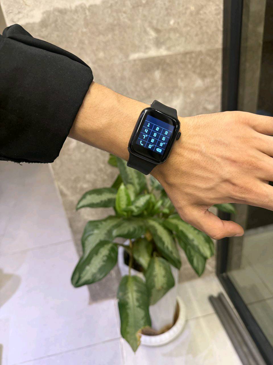 .ساعة FitPro T500 الذكية تجمع بين التصميم العصري والشاشة اللمسية الكبيرة، 

.توفر مجموعة من الوظائف اليومية مثل متابعة النشاط البدني، استقبال الإشعارات، 

.التحكم ببعض وظائف الهاتف، مع شحن لاسلكي وسهولة في الاستخدام. 

.وهي متوافقة مع أجهزة Android وiPhone عبر تطبيق FitPro. 

المميزات:

.شاشة لمس ملونة عالية الوضوح.

.تصميم أنيق وخفيف ومريح للاستخدام اليومي.

.شحن لاسلكي (Wireless Charging).

.عرض إشعارات المكالمات والرسائل وتطبيقات التواصل.

.قياس معدل نبضات القلب.
مراقبة النوم.

.عداد الخطوات والسعرات الحرارية والمسافة.

.أوضاع رياضية متعددة.

.منبه، مؤقت، وساعة إيقاف.

.خاصية رفع المعصم لإضاءة الشاشة.
التحكم بالموسيقى.

.البحث عن الهاتف (Find Phone).

.التصوير عن بُعد من خلال الساعة.

.تذكير بشرب الماء وتذكير بالحركة بعد الجلوس لفترة طويلة.

.متوافقة مع أنظمة Android 5.0 فما فوق وiOS 9.0 فما فوق.