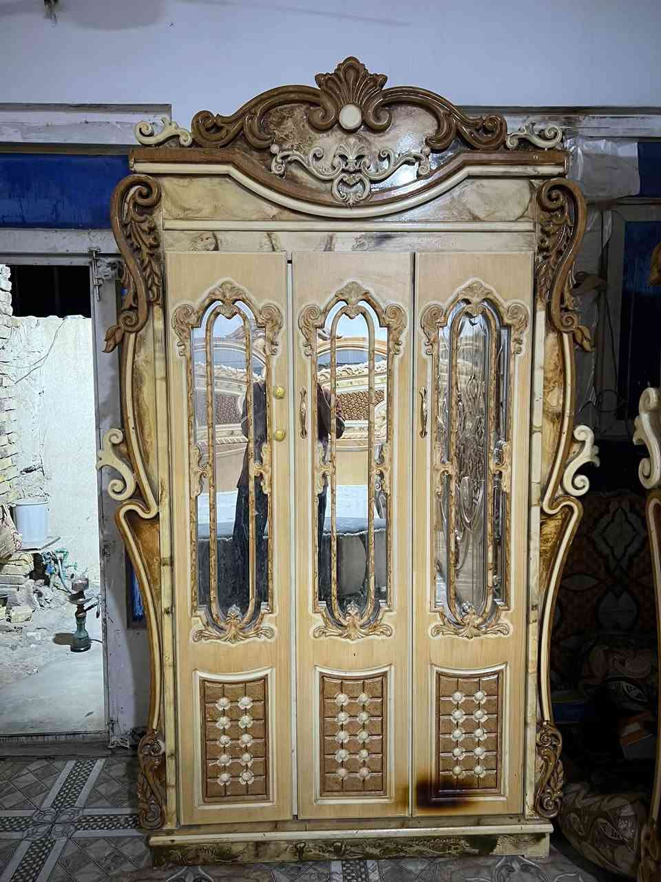 غرفه نجاره تفصال ام السته طابقين نضيفه سعر 750 وبيه مجال لشراي عنوان سوك الشيوخ ***********
