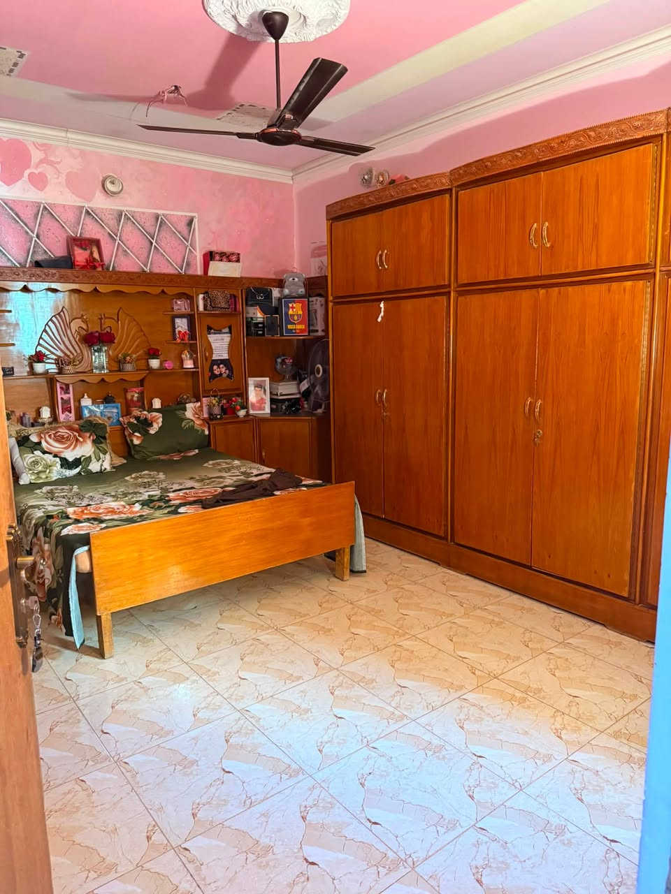 السلام عليكم 
الدار للبيع 
المساحه 140 
طابقين 
الموقع حي الامين أسواق بسكولاته 
متكون من غرفه نوم وصاله واستقبال ومطبخ وحمام 
الطابق الثاني 3 غرفه نوم وصاله وحمام 
الواجه 6 ونص 
النزال 20 
السعر 150 وبي مجال
الرقم ‭***********‬
