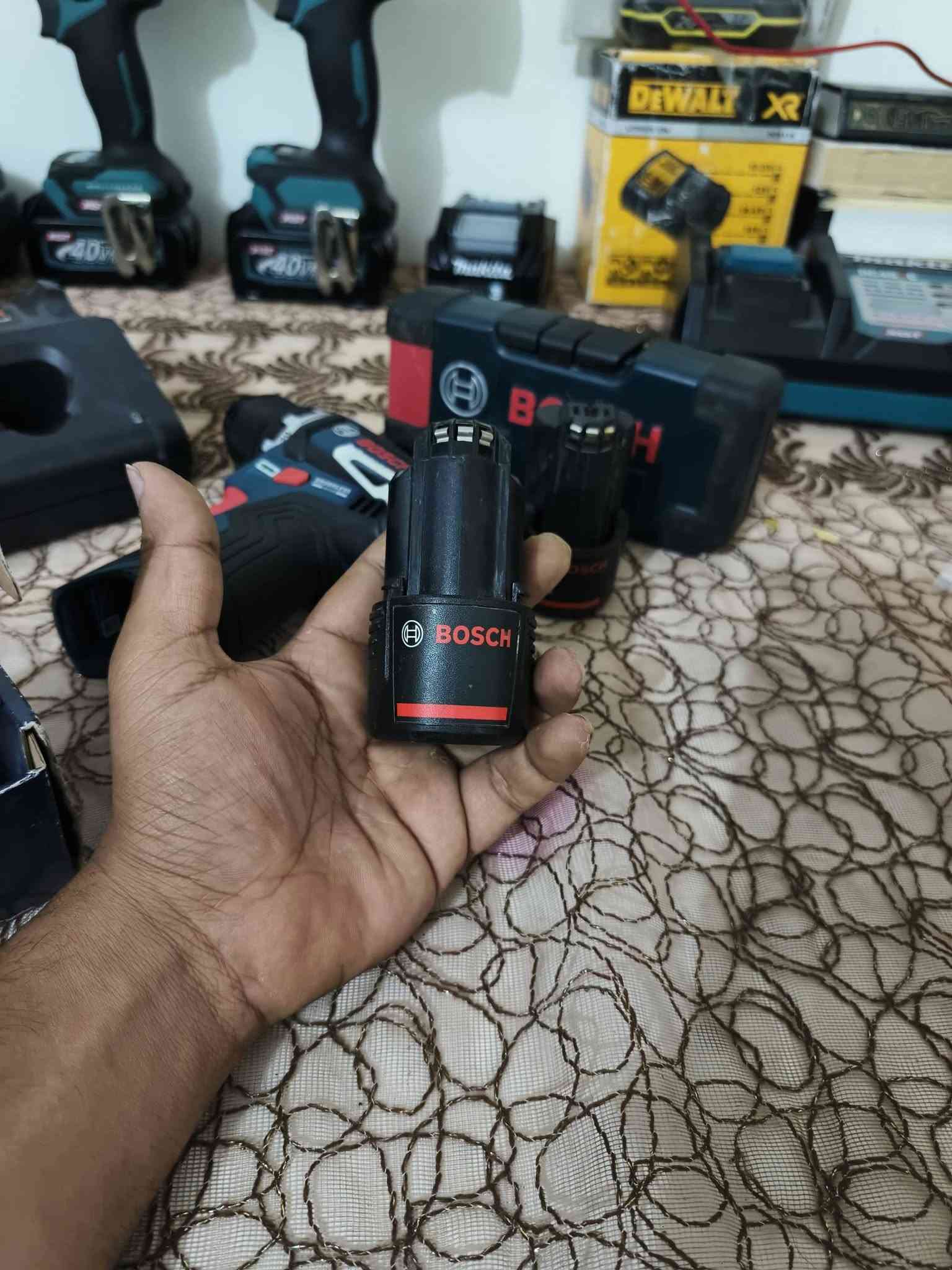 بوش اصلي الدريل جديد غير مستخدم بروشلز 
كامل ملحقات ٢ باتري + شاحنة + لبب اصلي بوش

