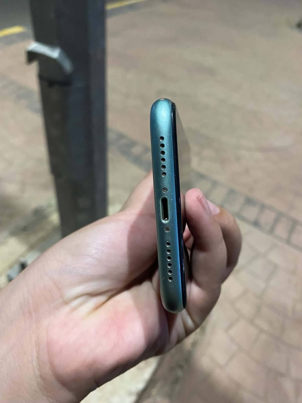 📱 آيفون 11 (iPhone 11) - للبيع 📱
​💾 الذاكرة: 128 جيجابايت.
​📲 الشريحة: دبل سيم كارت (Dual SIM).
​⚡ الحالة: شغال كامل وجاهز للاستخدام.
​📸 الكاميرا: كامرة تخبل، نظيفة جداً ودمعة.
​🖥️ الشاشة: مبدلة نوعية ممتازة (بيها فطر بسيط ما يؤثر على اللمس نهائياً).
​🔋 البطارية: مبدلة أحسن نوعية بالسوق.
​👤 بصمة الوجه (Face ID): مرات تشتغل ومرات لا (مبيوعة كعاطلة للأمانة).
​📍 المكان: الموصل - الجانب الأيسر.
​💰 السعر: 180 ألف (وبي مجال بسيط للطيبين).

نص مكتوب في الصور:
- ٩:٠٧ بصمة الوجه ورمز الدخول يمكنك إدارة التطبيقات التي تستخدم بصمة الوجه وإعدادات الوصول الأخرى على iPhone، وإعداد المظاهر البديلة، وتغيير رمز الدخول. معرفة المزيد... استخدام بصمة الوجه في فتح قفل iPhone App Store و iTunes Store غير التلامسية والدفعات التعبئة التلقائية لكلمة السر يمكن للـ iPhone التعرف على ملامح مميزة ثلاثية الأبعاد لوجهك للتمكن من الوصول بأمان إلى التطبيقات وإجراء الدفعات. حول بصمة الوجه والخصوصية... إعداد مظهر آخر لك بالإضافة إلى تعلُّم هيئتك باستمرار تستطيع بصمة الوجه أن تتعرف على مظهر آخر لك.