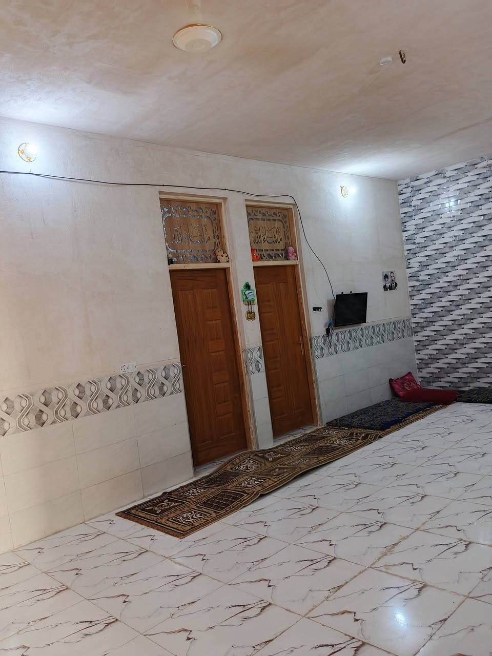 السلام عليكم بيت بحي المهندسين مساحه 200 غرفتين ومطبخ وهول ومضيف ثاني شارع السعر 60 وبيه مجال الاتصال ***********
