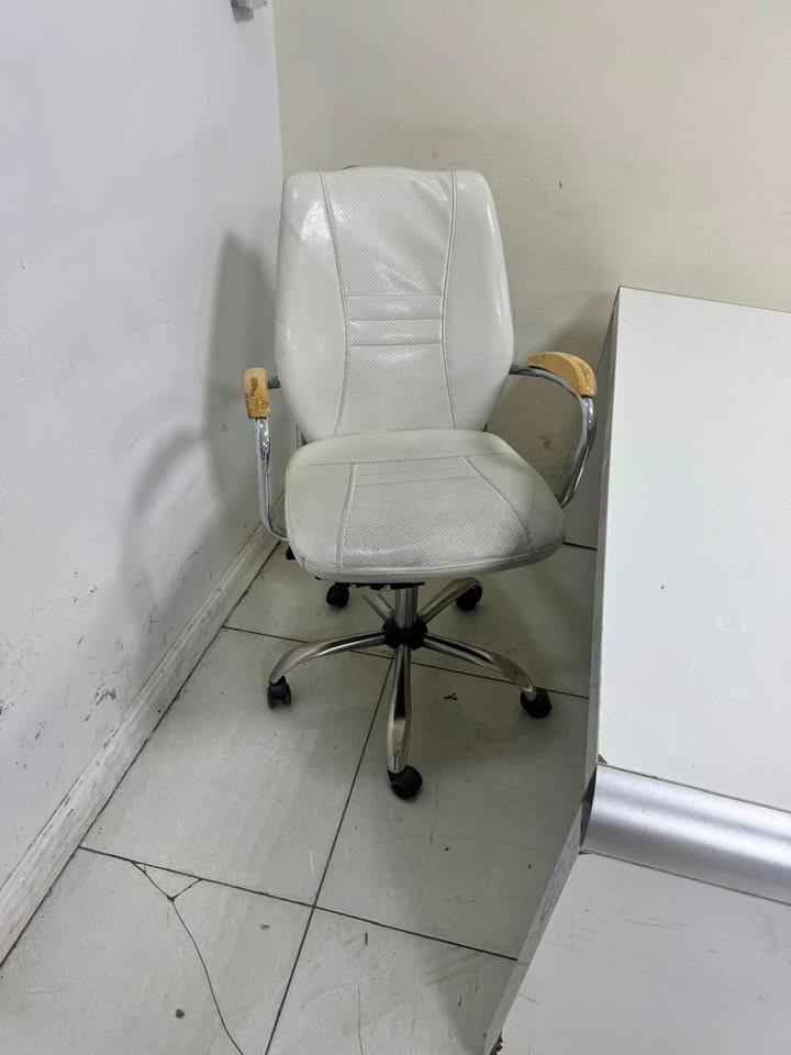 يتوفر ستولات وكراسي اداره وبردات للبيع للاتصال ***********    /***********
