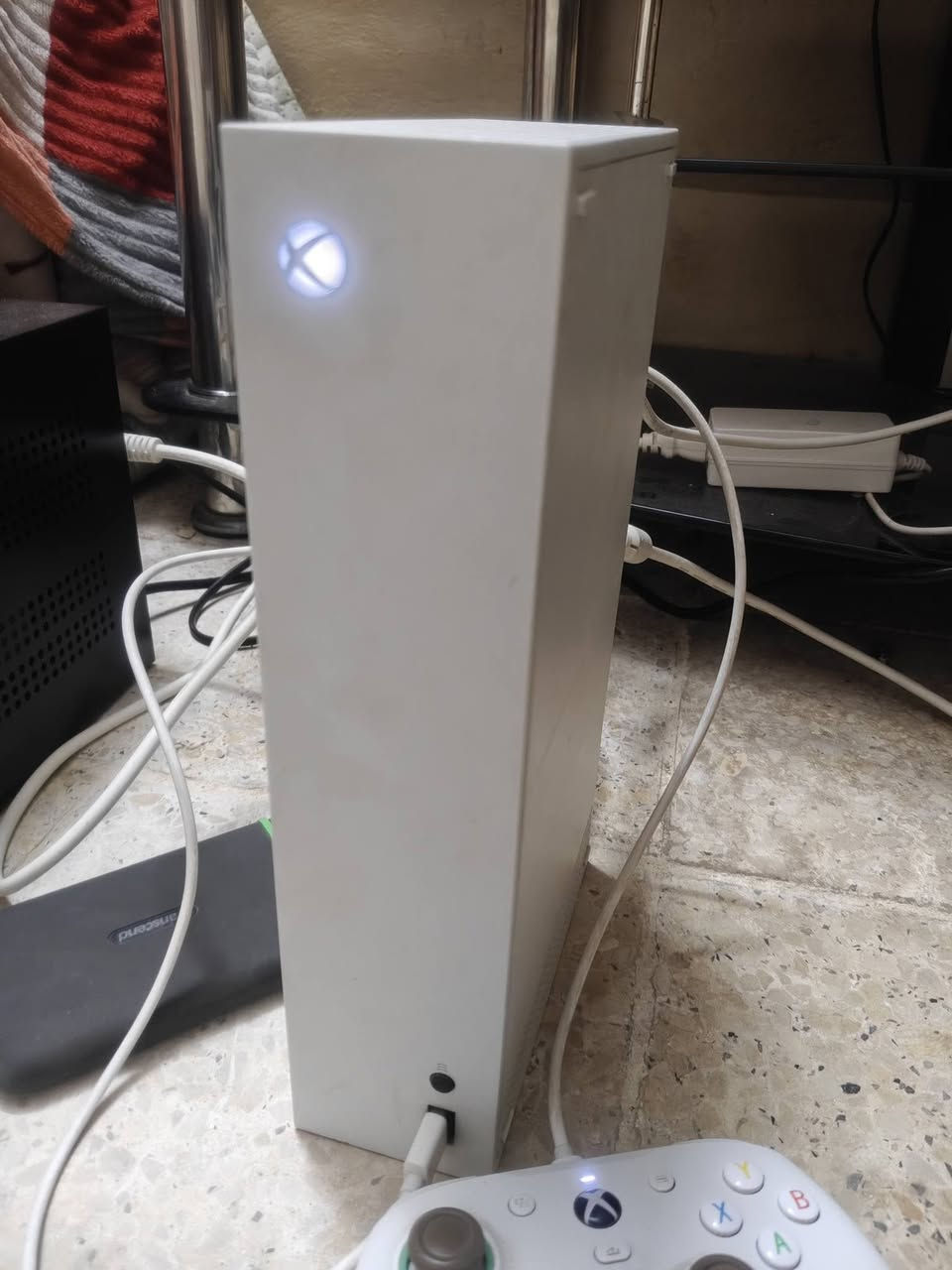 جهاز اكس بوكس اس ما مفتوح كارتونته موجوده 
جويستك كيم سير G7  احترافيه
وسماعه رايزر الاصليه 
 سعر 400
تواصل واتساب فقط ***********
