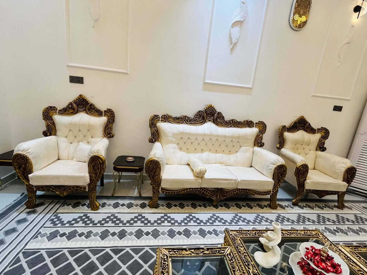 سلام عليكم 
تخم كلاسيكي ملكي جديد صار 3 اشهر من مشتري ما مستخدم ابد 
نظيف خالي من اي خلل  او عيب
10 قطع مع ثلاث طبلات وسطيات 
السعر( 750) وبي مجال
