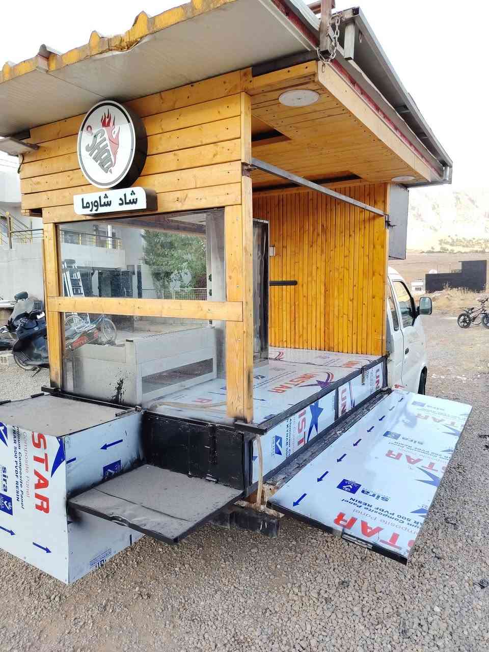 السلام عليكم
هایفی 2012 بۆ فرۆشتن
گێر و مەکینەی بەشەرت
بەکامل ئەشیای شاورمەوە دەیفرۆشم
گێری تازە بۆ بەستراوە
مەکینەی بەشەرتە
کەپرەکەی تازەیە
کارەبایی سەیارەکە و کەپرەکەش بەشەرتە
زۆر پوخت و خاوێنە ماڵی کەسابەتە
کامل ئەشیای شاورمەی لەگەڵە لە شاوەیە تا  چەقۆ
تەنها کەسێکی کاسبی دەوێ
شوێن ڕانیە
موشتەری نیت بۆ سعر تەلەفۆن مەکە لەگەڵ ڕێزم
***********
