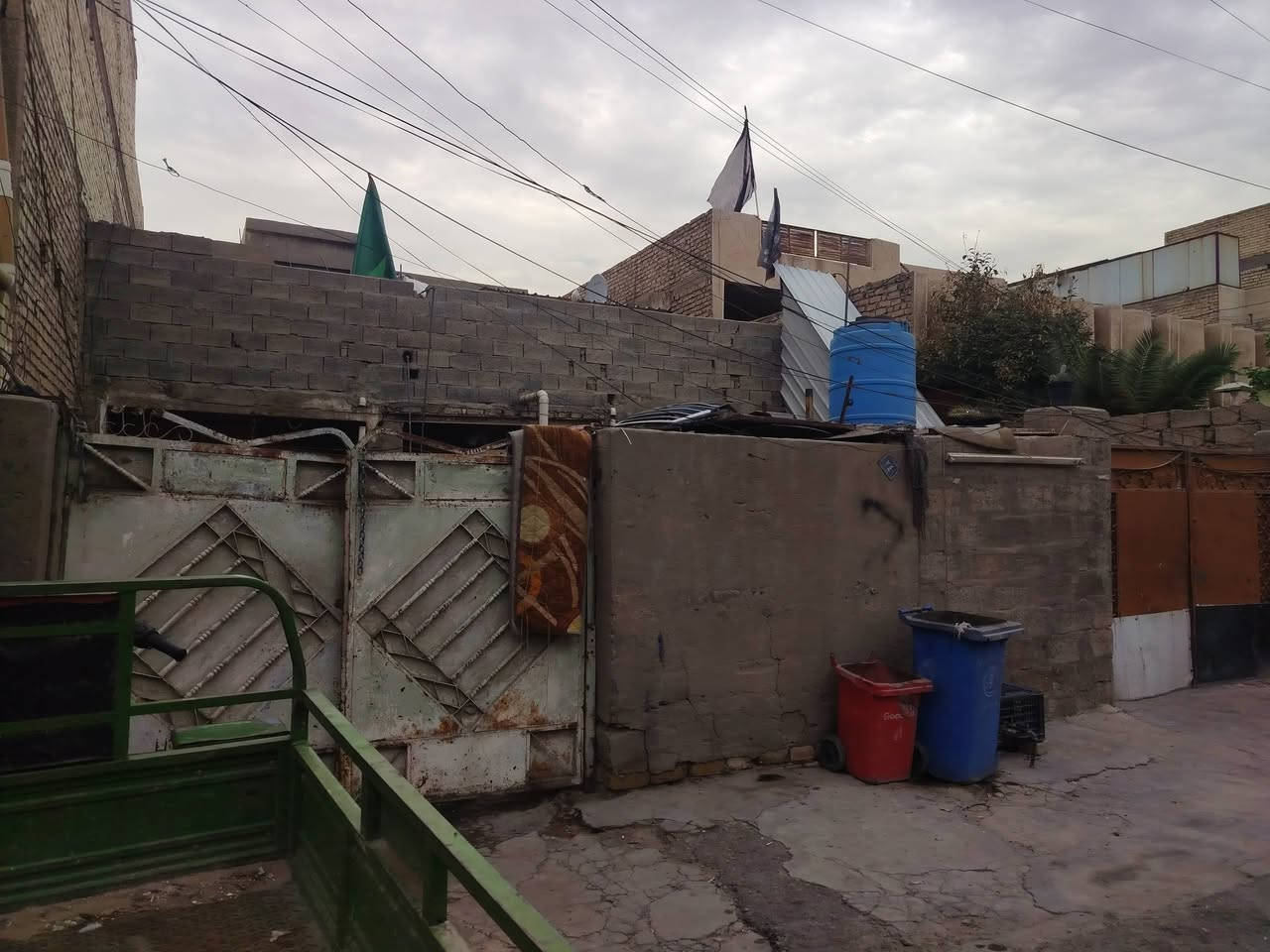 دار للبيع مساحه ٢٠٠ يعتبر قطعه أرض واجهة ١٠ نزال ٢٠ شارع الضغط ***********
