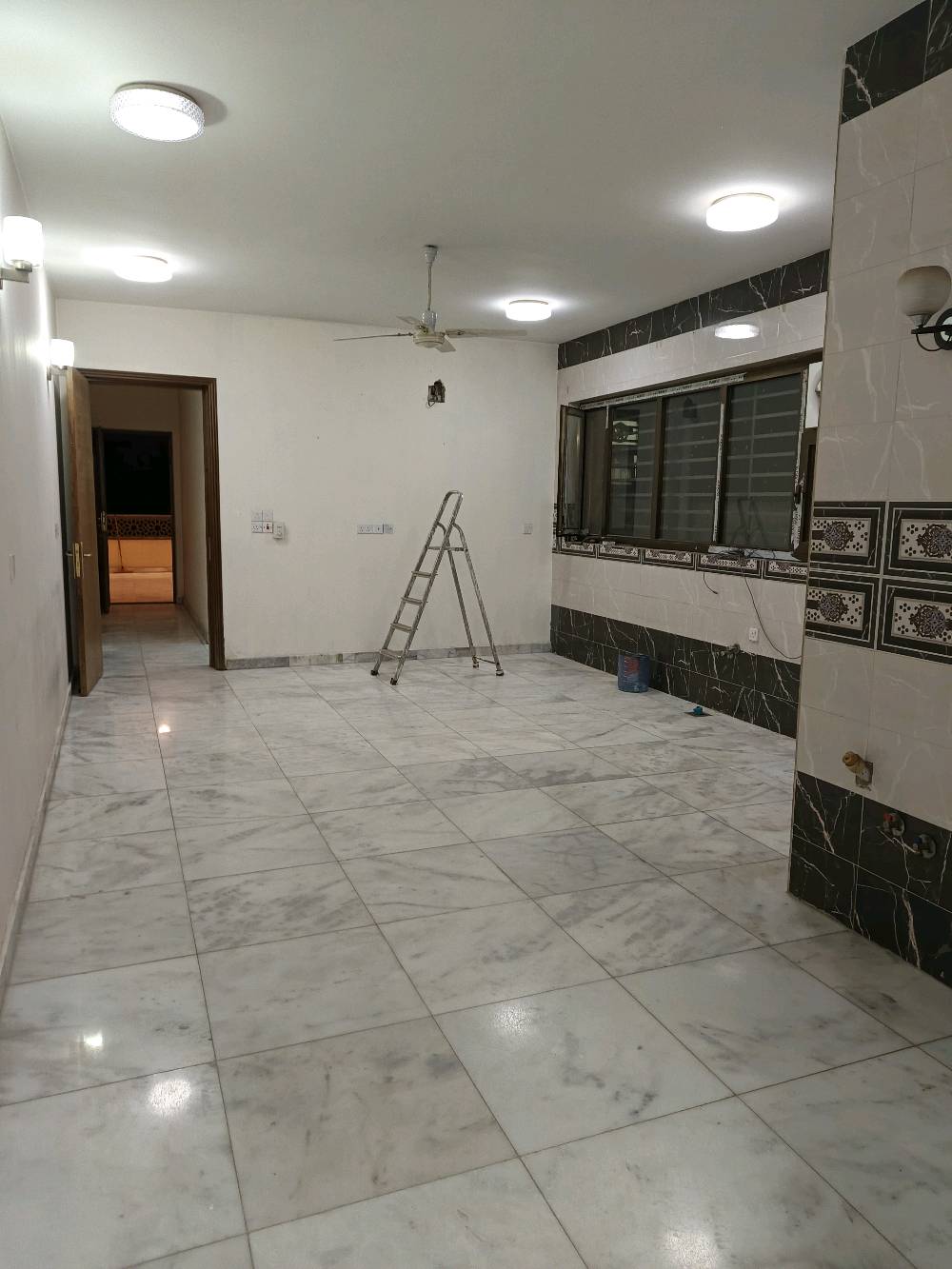 شقة معزولة للأيجار بغداد حي القادسية  مساحة 195 محلة 606 تتكون من 2 غرف نوم كبيرة ومطبخ كبير 3 صحيات بالكون واستقبال كبير الأيجار مليون 200