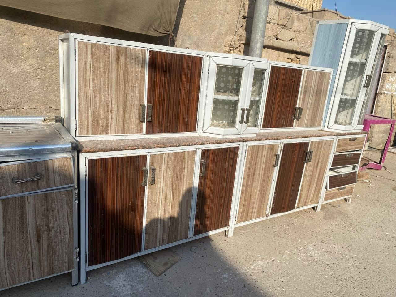كاونتر المنيوم تسكام مرتب كلش . السطح مرمر  . الارضي يتكون 4قطع والملحق 4قطع مكاني بالقاسم وسعره مناسب ***********
