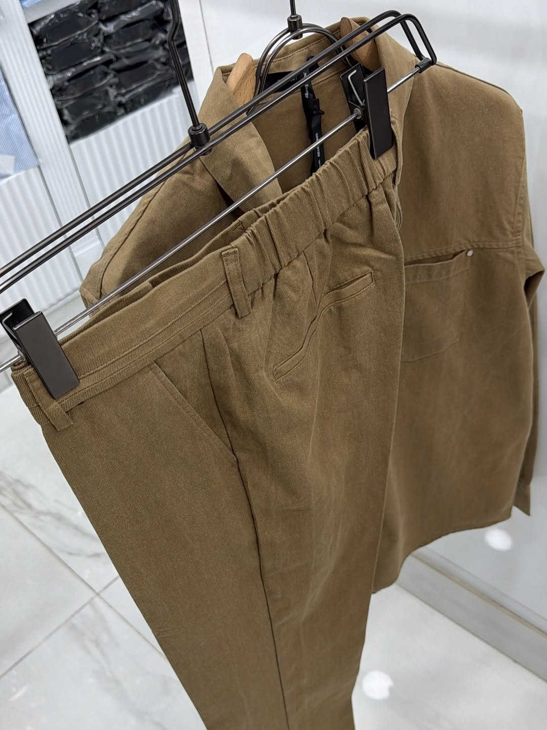 ⁨	علق بـ تم لمعرفة السعر 🤎👋🏼
سوت صيفي بــ 3 الوان 
القياسات m L xl xxl 3xl
طول البنطرون من ١٠٠⁩⁩

نص مكتوب في الصور:
- هوة هذا الصح