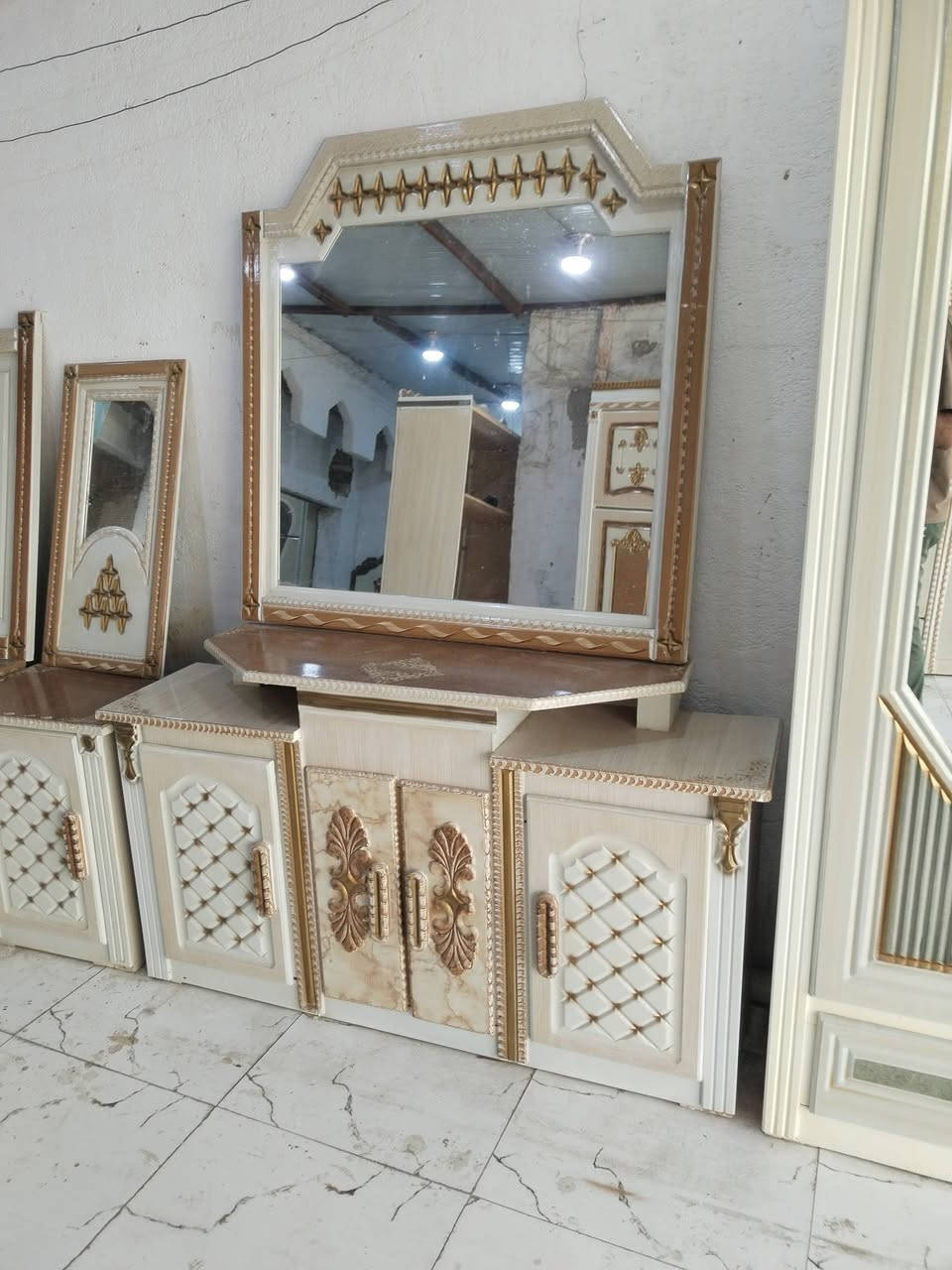 غرفه نجار البيع. سعرمليون تصال***********ناصريه مركز
