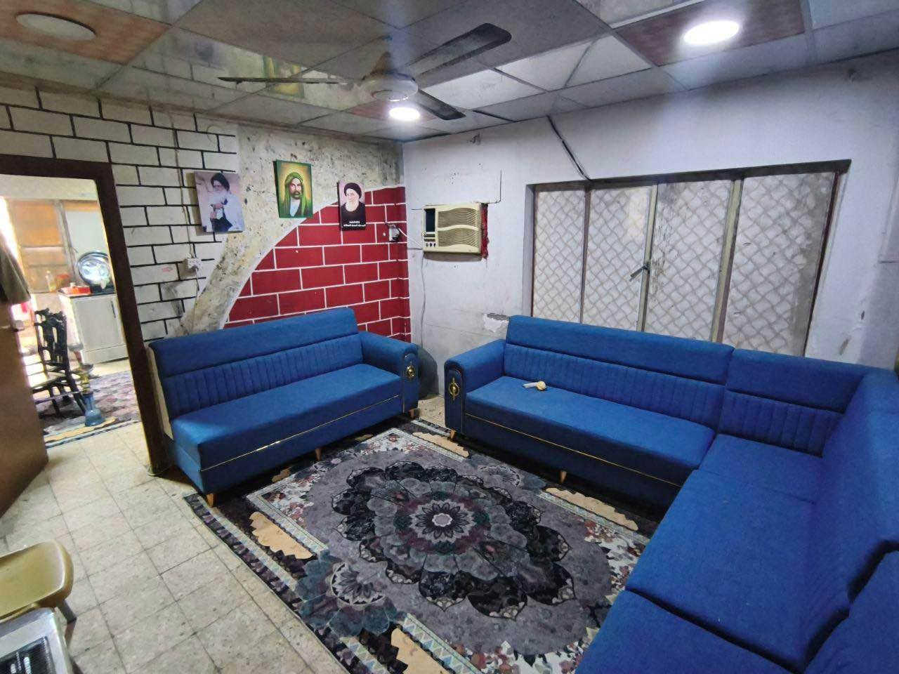 رجاءا  مو شراي لاتراسل  وإذا تدور بمكان حديث عندك شقق المجمعات السكنية وروح اشتري بيهه ،شقة للبيع وقف سني ثاني بناية عن الشارع العام شارع الاستقلال موقع متميز  تصلح مكتب أو سكن طابق ثاني من بناية  بناء الثمانينات  تحتوي على غرفتين وصالة وصحيات مشتركة ومطبخ صغير وبلكونة يمكن تحويلها الى درج خارجي خاص معزول  بالشقة  الشقة ايجارها الشهري 80 الف يتحول وصلها الاصلي بسمك في الوقف مكانها في العشار حي الزهور شارع الاستقلال قرب المصرف الاسلامي الجهة المقابلة لبريهه سوق عبدالله بن علي  بظهرك والمستوصف خلفها والمدارس  100 م عنها كل شي قريب عليك وجيرانك ناس ذهب وعوائل محترمة  مع العلم كانت مؤجرة ب400 الف  وتسلم الشقة خلال 10 ايام تفرغ سعر الشقة مع تصفير ديونها 45 مليون من دون تصفية الديون 35 مليون والشراي يتصل *********** البصرة, العراق
