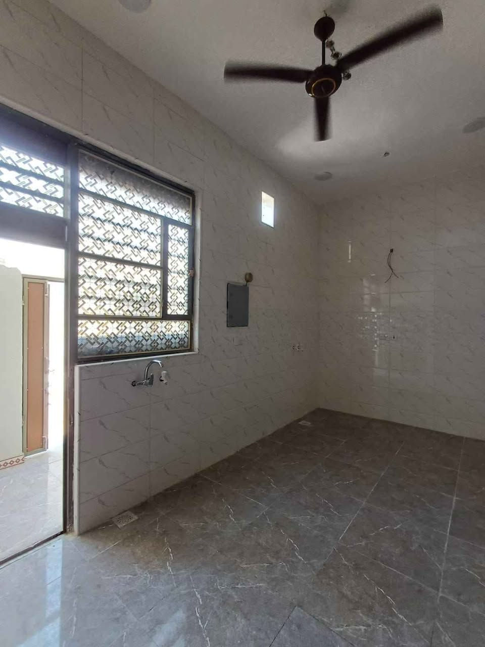 دار سكني للبيع المساحه 100م طابو زراعي عراقي يحتوي على قرفتين وصاله ومطبخ وديوانيه وصحيات العنوان بصره ابي الخصيب حمدان قرب البريد السعر 60 بي مجال الإتصال على الرقم التالي *********** البصرة, العراق
