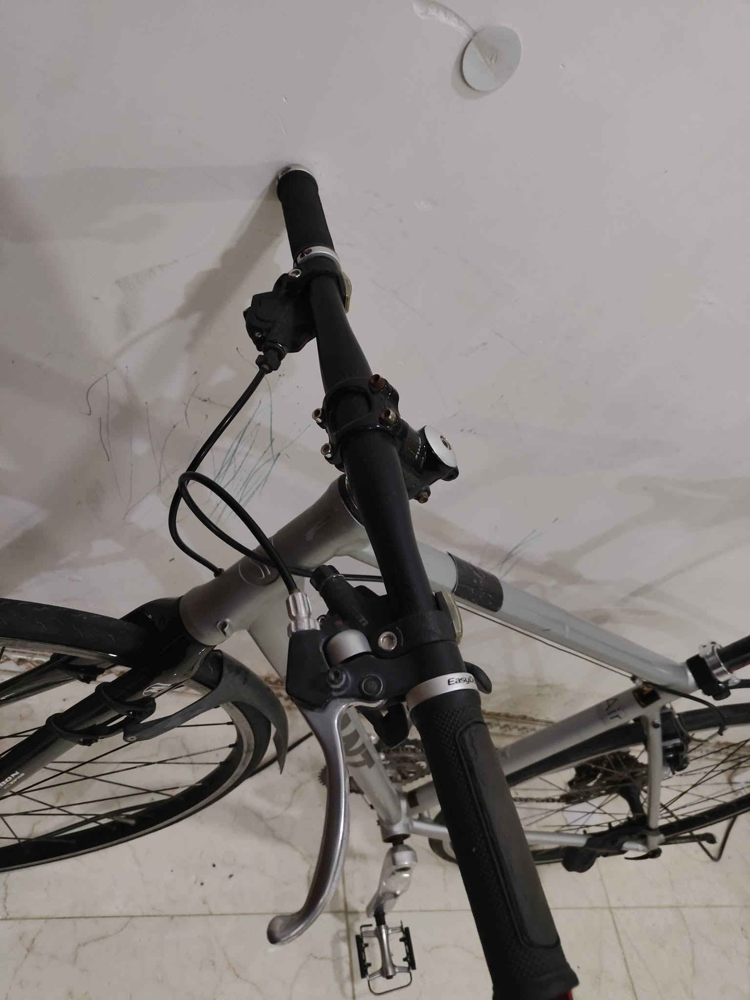 🚴‍♂️ بايسكل C700 للبيع
🔹 الماركة: Giant
🔹 ارتفاع الفريم: M
🔹 سستم سرام بدون نقال أمامي
🔹 3 قطع كاربون:
 • بوري سرج كاربون
• ركبة كاربون
• ماشّة كاربون
🔹 بريك خلفي فقط
🔹 نظيفة
🔹 جامَلغ أمامي وخلفي

💰 السعر: 190 ألف، بي مجال
🚚 يوجد توصيل
📍 مكاني: كوت
📞 ***********
