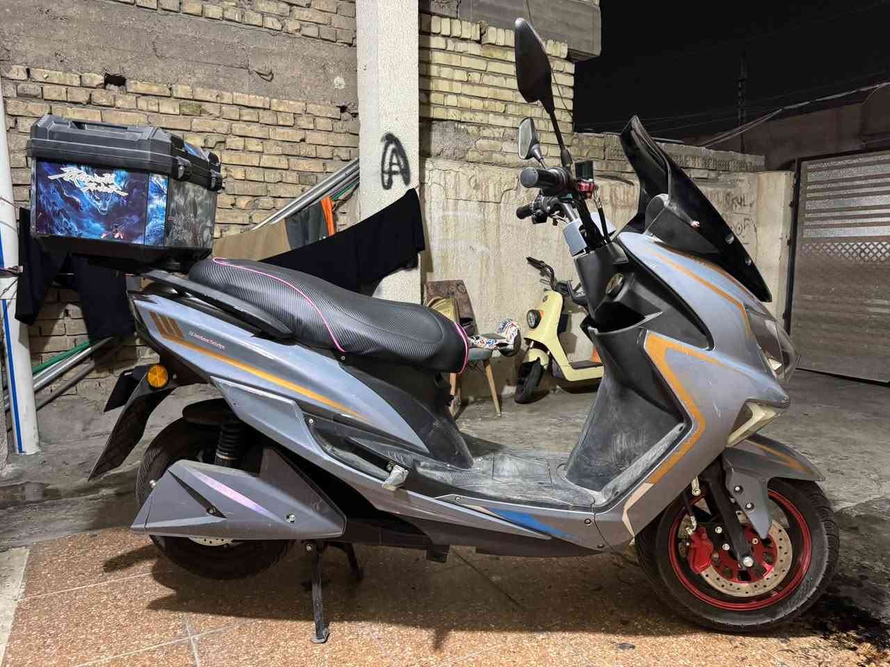 N max
بطارية ليثيوم 32امبير 
72فولت 
ملف 2500
سرعة 100 كيلومتر بالساعة 
تقطع مسافة 70 كيلو متر بالشحنة الواحدة 
عدسة LED 
إشارة LED 
 سماعات بلوتوث 
شاحن للهاتف 
نقص جامة الإشارة فقط
مكاني بغداد البياع  
***********  
سعرها 1250 و قابل للتفاوض
