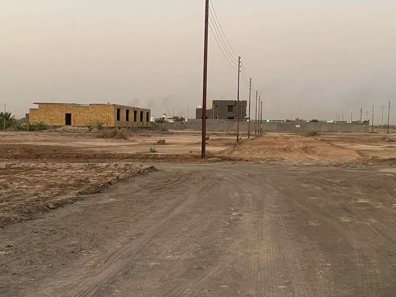 قطع زراعي للبيع مساحة 200 متر مع الخدمات ماي كهرباء شوارع عرض 10 متر توزيع مساح خريطة نظامية جميع القطع لدينا مسيجا بيارسي 
عنوان حي الجوادين النزلة الثالثة بأسعار مناسبة جداً للتواصل ***********
