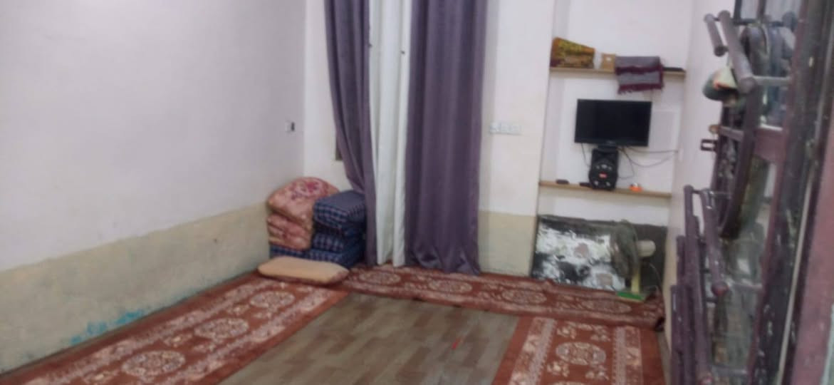 السلام عليكم مشتمل للبيع حي الحسناوي قرب مدرسه صين مساحه ١٣٠ متر بناء طابوك مسلح كافة الخدمات موجوده السعر مناسب ٦٠ بي مجال الاستفسار اتصال *********** مراجعه مكتب النوارس شارع مستشفى ***********
