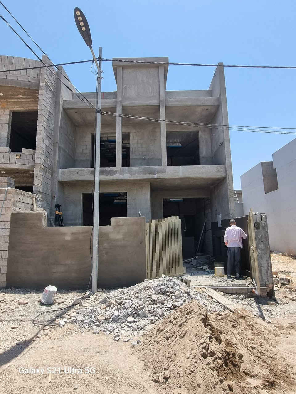 دار للبيع
الموقع فرع مطعم اوكسجين كيعان حجي حازم سند ٢٥
المساحة ١٥٠ متر الواجهه ٧ ونص 
طابقين 
الطابق الاول يحتوي على استقبال ومطبخ بارد  ومطبخ حار غرفة نوم مجمع صحيات  وصاله 
الطابق الثاني ٣غرف نوم وصحيات 
البيت ملبوغ من الخارج ومأسس كهرباء ومجاري وبواري ماء ودكت السعر ٧٥ وبي مجال 

للاستفسار الاتصال على الرقم ***********
