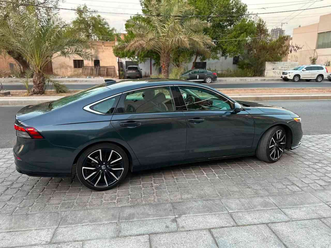 إعلان بيع سيارة هوندا أكورد 2024 - فئة تورينج (Touring)
المواصفات العالية (فئة التورينج):
 المحرك والأداء: محرك هيبرد (Hybrid) اقتصادي وقوي، مع أنظمة قيادة متعددة (Sport, Eco, Normal, Individual).
 التكنولوجيا والترفيه: شاشة لمس كبيرة مقاس 12.3 إنش مع نظام Google Built-in، ودعم أبل كاربلاي وأندرويد أوتو وايرليس، ونظام صوتي فاخر من Bose.
 الراحة والفخامة: مقاعد جلد فاخرة مع خاصية التبريد والتدفئة للمقاعد الأمامية، وشاشة عرض على الزجاج الأمامي (Head-Up Display)، وشاحن لاسلكي للهاتف.
 الأمان والسلامة: حزمة أنظمة الأمان المتكاملة (Honda Sensing) تتضمن رادار، تحديد مسار، مكابح طوارئ، كشف النقاط المظلمة، وحساسات ركن أمامية وخلفية.
تفاصيل السيارة والحالة:
 المسافة المقطوعة: 29,000 ميل فقط.
  ملاحظه الإيرباكات: سليمة 100% (بدون أيرباك).
 تفاصيل البودي:
 قطعة واحدة صبغ فقط (قبق الجنطه/فقط).
 تعديل بارد على الجاملغ الخلفي (مقدار 4 أصابع).
 تعديل بارد على البنيد  بدون صبغ.
السيارة قمة بالنظافة وبأعلى مواصفات الفئة.
للتواصل والاستفسار: [***********]
السياره جاهزه للمعاينه والفحص

السعر( 205 ورقه 🌹)

السياره باسمي تحويل مباشر
صور الحادث بلمنشور 

"، السيارة ما شاء الله أخت الجديدة وجاهزة من كلشي لا تدور وراها ولا تحتاج منك أي مصروف. و معروف  سوق الهوندا وموديلها ورغبتها وبلاخص فئه التورنك 

بلنسبه  للسعر، أنا عارضها بـ 205 ورقة لعيونكم  وطيبتكم أكو مجال بسيط جداً للشراي الجاد، حتى نطلع اثنيناتنا راضين ومبروك عله الياخذهه
