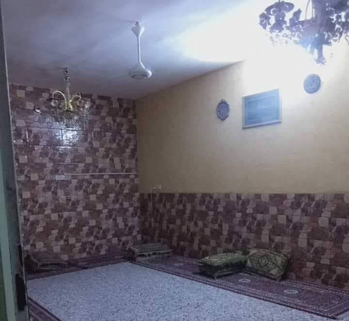 بيت للبيع في ابو غريب الناحيه حي واحد آذار طابو سند 25 مساحته 355متر طابقين يحتوي الطابق الاول  على غرفتين وصاله وحمام ومطبخ حار وبارد واستقبال وحمامات خارجيه وحديقه صغيره والطابق الثاني يحتوي على ثلاث غرف وصاله وحمام السعر المطلوب 140مليون وبي مجال للاستفسار الاتصال على الرقم ***********  ابو احمد بي واتساب
