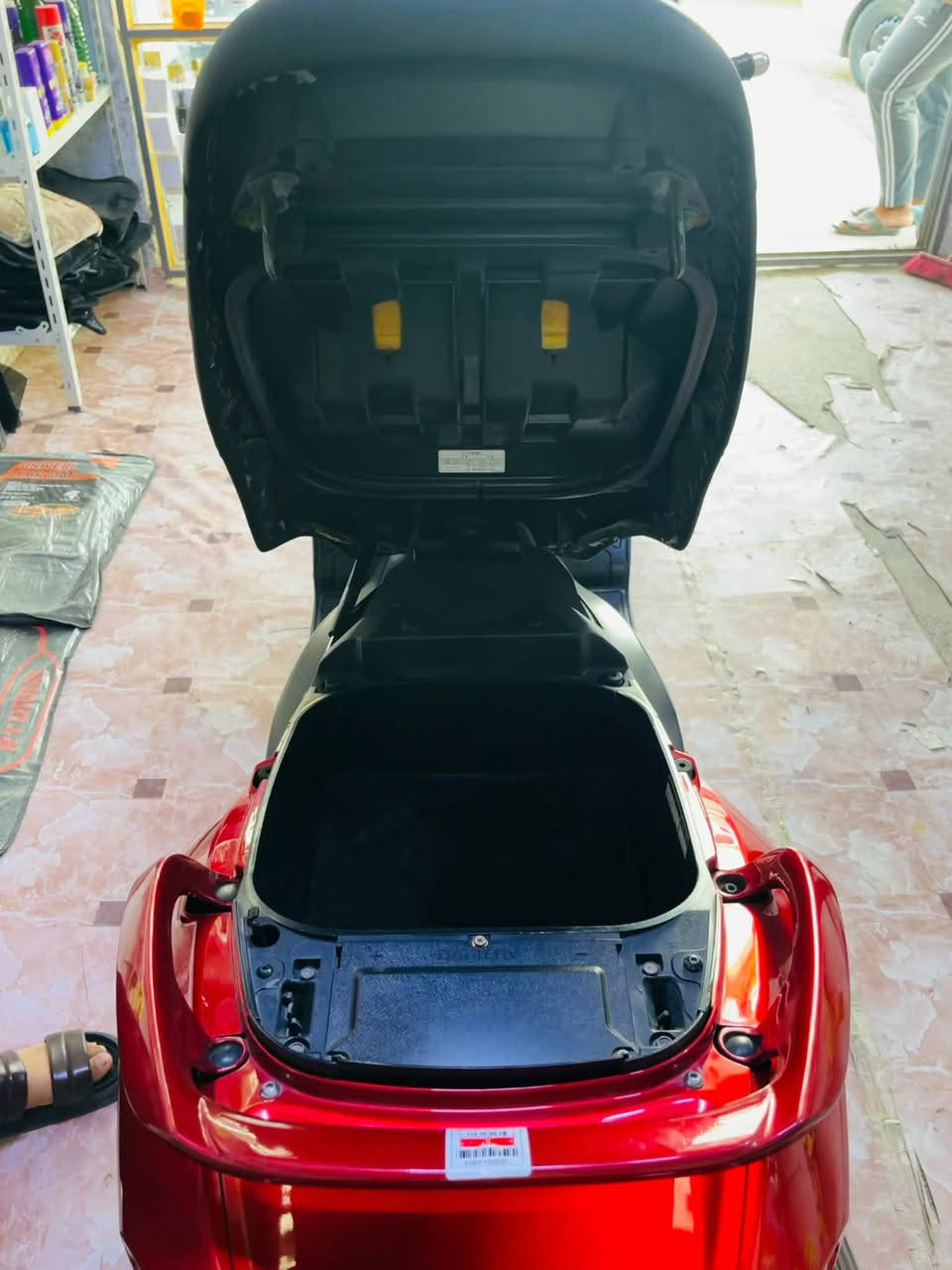 السلام عليكم
TMAX 2008 
للبيع 
مكفوله كفاله عامه من كفر ومكينه 
 ماشيه 53 
3 سويجات سكيورتي 
اي نقص مابيه الدراجه 
جديده وجاهزه من كلشي 
المكان حله ناحيه النيل 
السعر 24$ وبيه مجال 
***********
