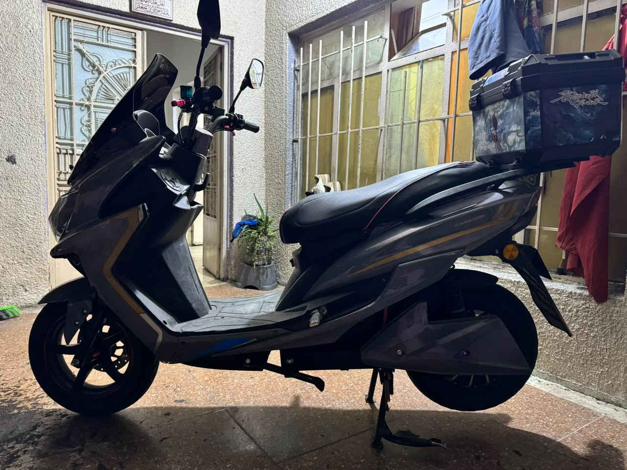 N max
بطارية ليثيوم 32امبير 
72فولت 
ملف 2500
سرعة 100 كيلومتر بالساعة 
تقطع مسافة 70 كيلو متر بالشحنة الواحدة 
عدسة LED 
إشارة LED 
 سماعات بلوتوث 
شاحن للهاتف 
نقص جامة الإشارة فقط
مكاني بغداد البياع  
***********  
سعرها 1250 و قابل للتفاوض
