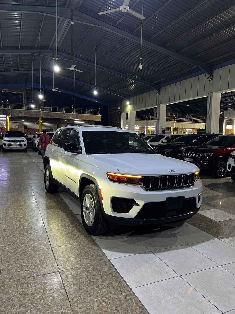 کوردی /عربی 
*********
دروستكراوي :-jeep 
مۆدێل :-  grand Cherokee laredo  4×4
ساڵ : 2025 
بزوێنەر : V6 3.6
بگۆری بزوێنەر : Automatic 
سوتەمەنی : بنزین
دۆخ : بەکارهاتوو
ماوەی ڕۆشتوو:   12000 mile
لێدراو : بەبێ بۆیاغ دەعامی بۆ دەعامی 
تابلو ئوتومبێل : كاتي  
***********
النوع :-jeep
المودیل :- Grand Cherokee laredo   4×4
السنة : 2025 
المحرك :  V6 3.6 
ناقل الحركة: Automatic
نوع الوقود : بنزین
الحالة: المستخدم 
عدد اميال :    12 mile 
حادث : بدون صبغ دعامي لدعامي بشرط  
رقم السیارە: كاتي 
رقم شاصي : 1C4RJHAG3SC281677
**********
***********
***********
عنوان : اربيل منطقة معارض فرع رئیسي معرض نیرگز
