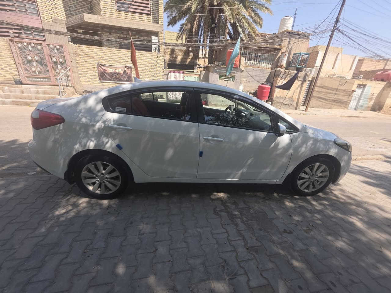 السلام عليكم 
سيراتو موديل ٢٠١٣ رقم اربيل هزه و سنويه جديدة سنويته تنتهي بل ٢٠٣٠بأسم شركه اتريد امدور اتريد وكاله مكينه كير حداديه تبريد كله جديده السياره بيه باب لوره العبري صبغ وشويه من الجاملغ اني محدده مكان السياره نجف السعر ١٠٨ او بيه مجال بسيط
رقم المبايل ***********
