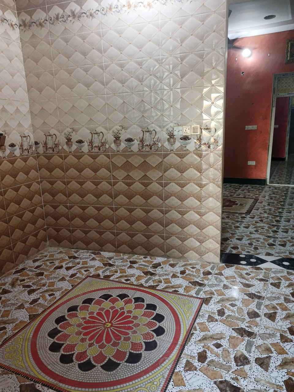 بيت للإيجار وره مجمع الرحاب طابق ونص غرفه جوه وعرفه فوك بدل اليجار
250 هاذا رقمي ***********
