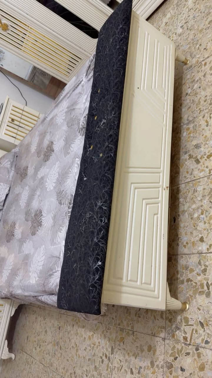 غرفت نوم للبيع نضافت الغرفه 80/100غرمه عراقيه الاستفسار عن هاذ الرقم ***********
