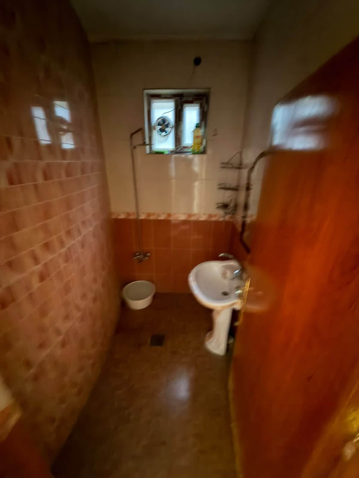 🏠 للإيجار في السيدية – شارع الخيزران

📐 المساحة: 150 متر

✨ العقار يتكون من:
• كراج
• 3 غرف نوم
• صالة
• مطبخ
• خدمات صحية
• هول داخلي بطابقين
• مجهز بسبالت
• مطبخ مجهز
• غرفة نوم مجهزة

💰 الإيجار: مليون و400 ألف دينار

📍 الموقع: السيدية – شارع الخيزران

📞 للاستفسار والتواصل:***********
