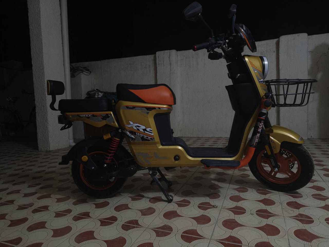 سلام عليكم 
دراجه شحن للبيع XR9 2026 كهربائيات كامله كله شغل ٤ سرعات السرعه النهائيه 129 الدراجه صار شهر و يومين من مشتريهه جديده بطاريات جديده تجي اتشوف بعينك وتفحص بنفسك السعر 550 الف المكان ديالى العزات للاستفسار فقط واتساب ***********
