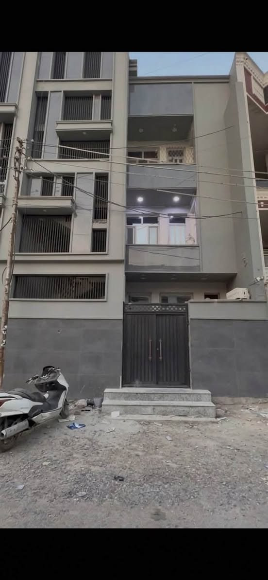 ✨ فرصة استثمارية ذهبية ومضمونة في الغزالية (دخل شهري ثابت)✨

للبيع بيت استثماري حديث بتصميم فول مواصفات في موقع مميز بـ منطقة الغزالية - شارع الهياكل (خلف مدرسة الراقية).

🏠 مواصفات وتفاصيل البناء:
 المساحة: 150 متر مربع.
 سنة البناء: 2025 (حديث جداً وبناء ممتاز).
 التصميم: 3 طوابق بنظام شقق مستقلة ودرج خارجي 

📐 تفاصيل كل طابق 
 صالة كبيرة واسعة.
 مطبخ مجهز بنظام (حار وبارد جانبي).
 حولي كبير.
 غرفة نوم بنظام سويت (مع حمام خاص).
 صحيات كاملة (داخلية وخارجية).
 ترك في نهاية البيت للإضاءة والتهوية.
 مخازن مخصصة للفراشات والأغراض.

💰 العائد الاستثماري (ربح من اليوم الأول):
 العقار مؤجر حالياً بالكامل بدخل شهري يتجاوز 1.5 مليون دينار عراقي!
 إمكانية إبقاء المؤجرين واستلام الإيجار فوراً بدون عناء البحث عن مستأجرين.

💵 السعر: مناسب جداً ومغري للجادين!
📞 للطلب والاستفسار التواصل عبر الواتساب مباشرة:
📲 ***********
