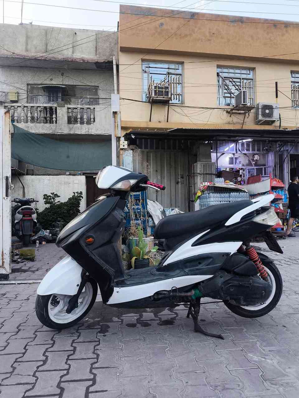 سكنس فحل الدراجه خير من الله مبدل لاستيك ولف بعدهه جديدهه كفراتهه شوفت عينك كهربائيات كلهه شغاله ماناقصهه ايشي البريك الامامي منضومه كامله جاهزه فقط مابيهه دهن الخلفي شغال اي نقص مابيهه غير الكلته الدراجه متعوب عليهه كلش ونضيفه سعر٥٠٠ بيهه مجال مكانهه شعب حي التجار رقم ***********  متواجد فقط واتسابب
