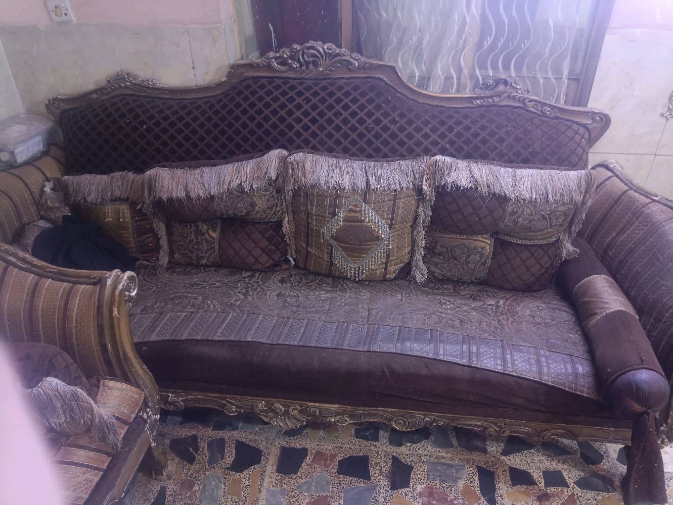 تخـم خليجي نضيف بي زلغات قليله السعر  
  العنوان الحريه الثانيه                             110
شكد عدد القطع بالتخم بالضبط؟ وهل وياهن المخدات/الوسادات الظاهرة بالصور لو بس التخـم نفسه؟: 
10مقاعد مع الوسادات🤎
شنو حالة الخشب والقماش؟ بيه زگلات أو تهرّيات أو أي تصليح سابق غير الظاهر بالصور؟: 
الخشب نضيف لاكن بي زلغات قليله 
الموقع وين بالضبط داخل الحرية الثانية/بغداد، وهل متوفر للمعاينة أو التوصيل؟: 
متوفر معاينه ولا يوجد توصيل 
السعر 110 نهائي لو بيه مجال للتفاوض؟: 
بي مجال للتفاوض