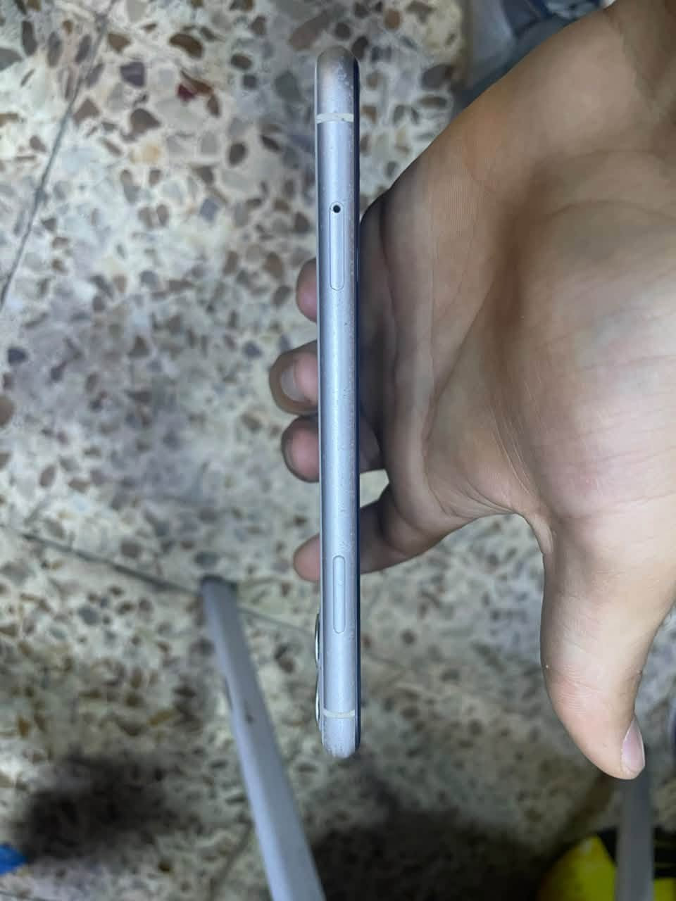 ايفون 11 عادي 

مستبدل شاشه وبطاريه تفصيخ لحد يحجي بكيفه ويكول مو تفصيخ 

بطاريه 100 

الشاشه بيها سواد من جوه من تخلي داكن ميبين 

التعلي والتنصي ومال الصامت واكفات 

فيس ايدي شغال 

كلشي شغال بجهاز 

سعر 150 قفل ربع دينار مانزل ولحد يراسل ويعامل احضره. 

*********** واتساب
