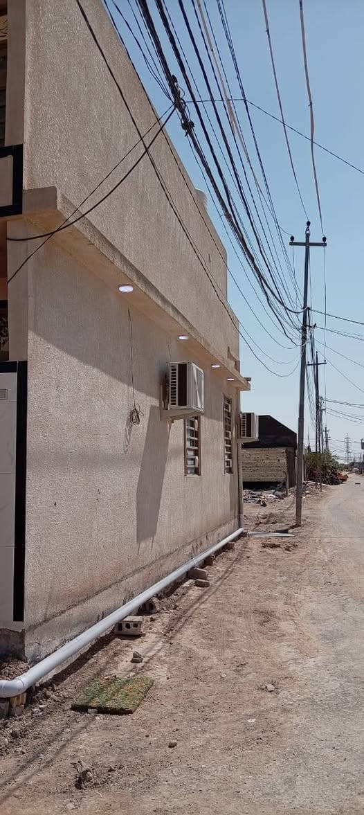 بيت 55مترركن على شارعين للبيع سند25اقرارمحكمه يصلح سكن اوحسينيه للزواريبعدعن شارع الزوار500متروعن الامام الحسين عليه السلام4كيلوخدمات كامله ماء كهرباء مجاري بناء درجه اولى 2026السعر55وبيه مجال‏كربلاء حي الجامعه خلف جامعة كربلاء فريحه البيت يباع مع السبالت‪***********‬‏
