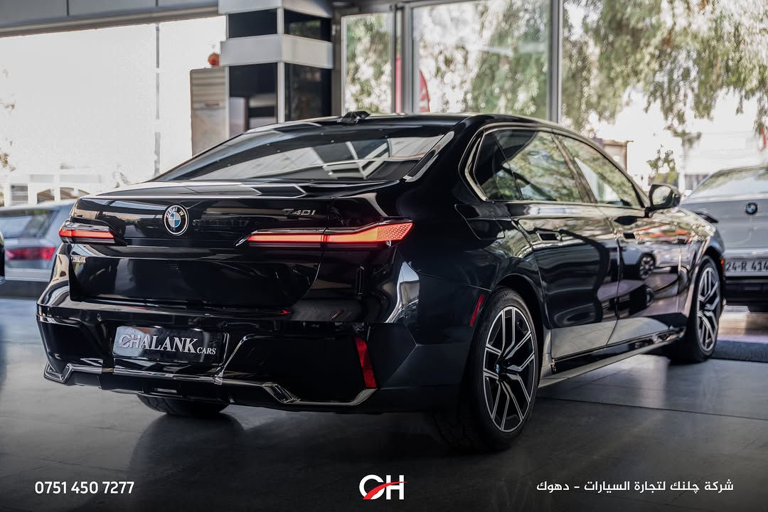 ⁨	BMW 740i

السنة: 2025
الممشى: 38,000 ميل
الحالة: USA Clean
التجهيز: Full Option
الموقع: دهوك

المحرك ونظام الدفع:

* محرك 6 سلندر خطي 3.0 لتر TwinPower Turbo
* القوة: 375 حصان
* العزم: 540 نيوتن متر
* ناقل حركة أوتوماتيك 8 سرعات
* نظام دفع RWD
* تسارع 0–100 كم/س: حوالي 5.0 ثوانٍ

المواصفات:

* فئة 740i Full Option
* BMW Curved Display
* شاشة خلفية BMW Theatre Screen
* نظام صوت harman/ kardon
* مقاعد جلد فاخرة
* مقاعد أمامية كهربائية مع ذاكرة
* تدفئة وتبريد المقاعد
* مساج للمقاعد
* فتحة سقف بانوراما
* أبواب Soft Close
* دخول وتشغيل ذكي
* إضاءة داخلية Ambient Lighting
* كاميرات 360°
* حساسات أمامية وخلفية
* Head-Up Display
* نظام قيادة شبه ذاتي
* أنظمة أمان ومساعدة السائق
* مصابيح LED
* جنوط ألمنيوم
* ناظور ليلي

📞 ***********
شركة جلنك وليد صبري – دهوك

#Chalank_cars_duhok⁩

نص مكتوب في الصور:
- *********** CH شركة چلنك لتجارة السيارات - دهوك
- *********** شركة چلنك لتجارة السيارات - دهوك