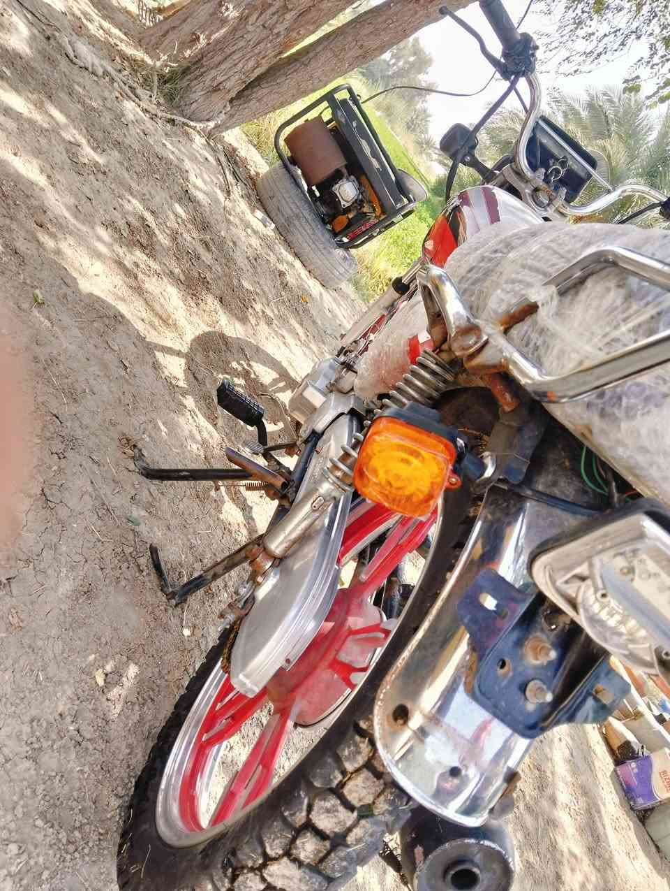 دراجه للبيع سفيان موديل 21 طالعه 23 اوراق سكنر كفاله عامه مكينه جديده عوزها باتري فقط رايدها 400 وبيها مجال قليل مكان ديوانيه سومر للاتصال بي وتساب ***********
