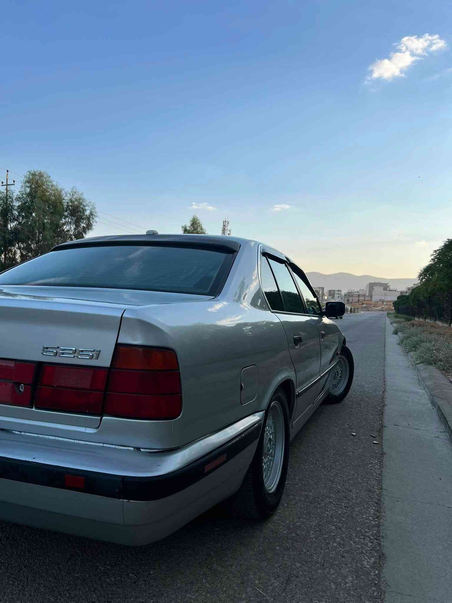 ﷽
BMW. 525. tomatic. 1994
مواسەفات ئەمریکی
مەکینە کەپس گێڕو مەکینە بەشەرت
کوشن جلد و سیاحی
شەش کەلە
سوکان ڤۆلیۆم
گێچ ئەڵقە
ئاوێنە دژەفول
تایەو ویل مشەبەک لۆک
سپێر بیلادی
پێش پان
دەبڵ چەکمەجە
ناو فۆرمیگا
لایت ئەڵقە
چوار جام کارەبا
ئاڕم پلاستیکی هەولێر بەشەرتی خرامە
سعری 56 وەرەقەو  معامەلە
***********
