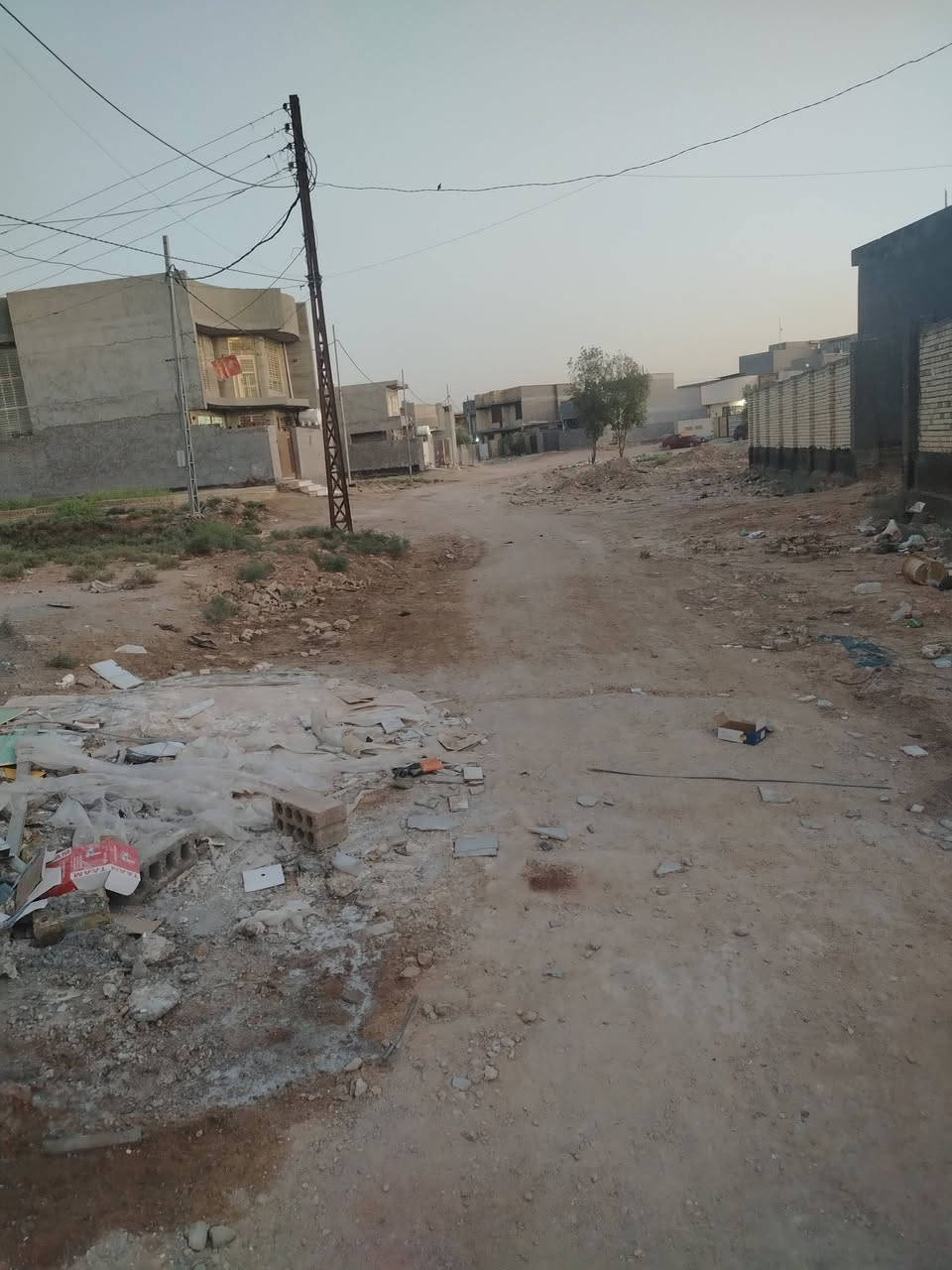 قطعه 100م مربعه 10/10 طابو صرف بيهة اجازة بناء بحي الزهراء قطعه حلوه وبصف التبليط ***********
