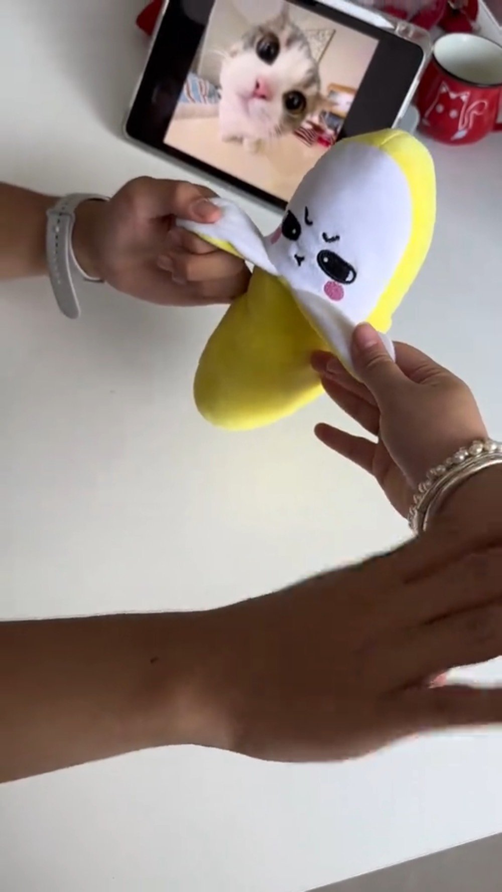 تردين لعبة ذكية ومسلية وتفاعلية وبنفس الوقت تكون ناعمة وأمان لطفلج الصغير؟ 👶🎶

دمى الفواكه المخملية الموسيقية والتفاعلية هي الرفيق المثالي لطفلج ! 🔥

قماش مخملي فائق النعومة (غيوم) ومطرزة بالكامل بدون أي قطع بلاستيك خطرة 🦾

سحاب خلفي مخفي يحوي صندوق الموسيقى والبطاريات بكل أمان وسلاسة ✨

ميزة رهيبة بأزرار كبس معدنية بالأيدي تخلي الطفل يربط أيديهم أو يعلقهم بالسرير ✨

متوفرة بأشكال فواكه تجنن: الموزة المشاكسة، الفراولة الكيوت، والبرتقالة السعيدة 💎

اطلبيها هسة واهدي طفل أوقات مليانة موسيقى ومرح بأقل سعر.! 👇

السعر 25.000
توصيل بغداد 3.000
توصيل المحافظات 5.000